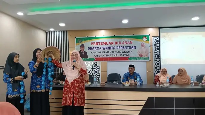 Kepala MTsN 2 Tanah Ibu Aslinda, M.Pd Menjadi Pemateri Darma Wanita Kemenag Tanah Datar, Mengangkat Tema Pemanfaatan Barang Bekas Jadi Karya Seni